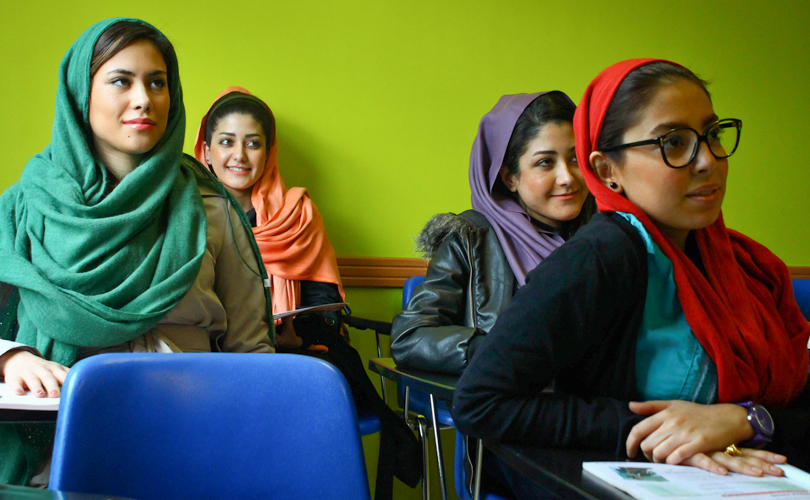 چرا تو کلاس زبان فارسی صحبت نمیشه؟